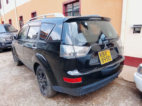 MITSUBISHI OUTLANDER - Image 2