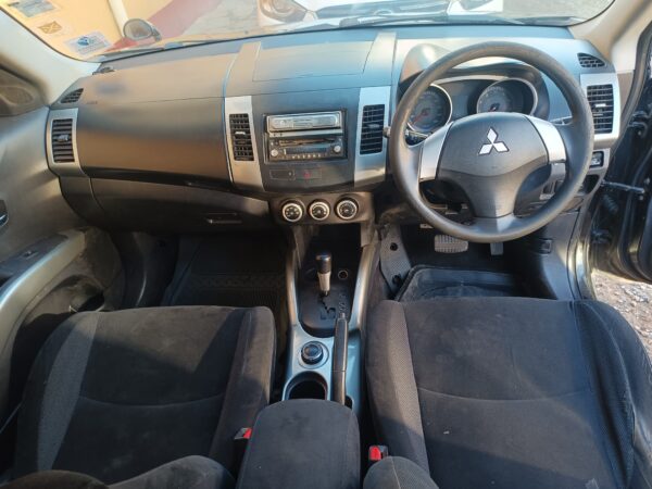 MITSUBISHI OUTLANDER - Image 5