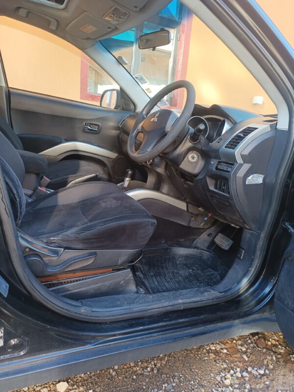 MITSUBISHI OUTLANDER - Image 3
