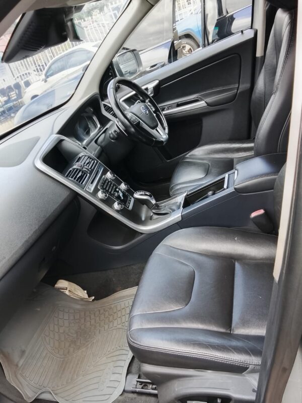 VOLVO XC60 T5 - Image 4